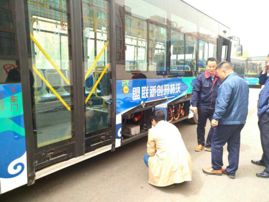 圖1 安裝有國泰科技發(fā)動機艙專用超細干粉滅火裝置的公交車