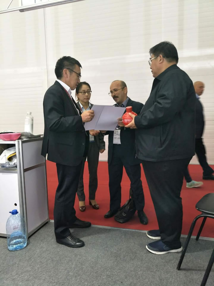 圖3 俄羅斯聯(lián)邦內(nèi)務部官員（右2）參觀我公司展位